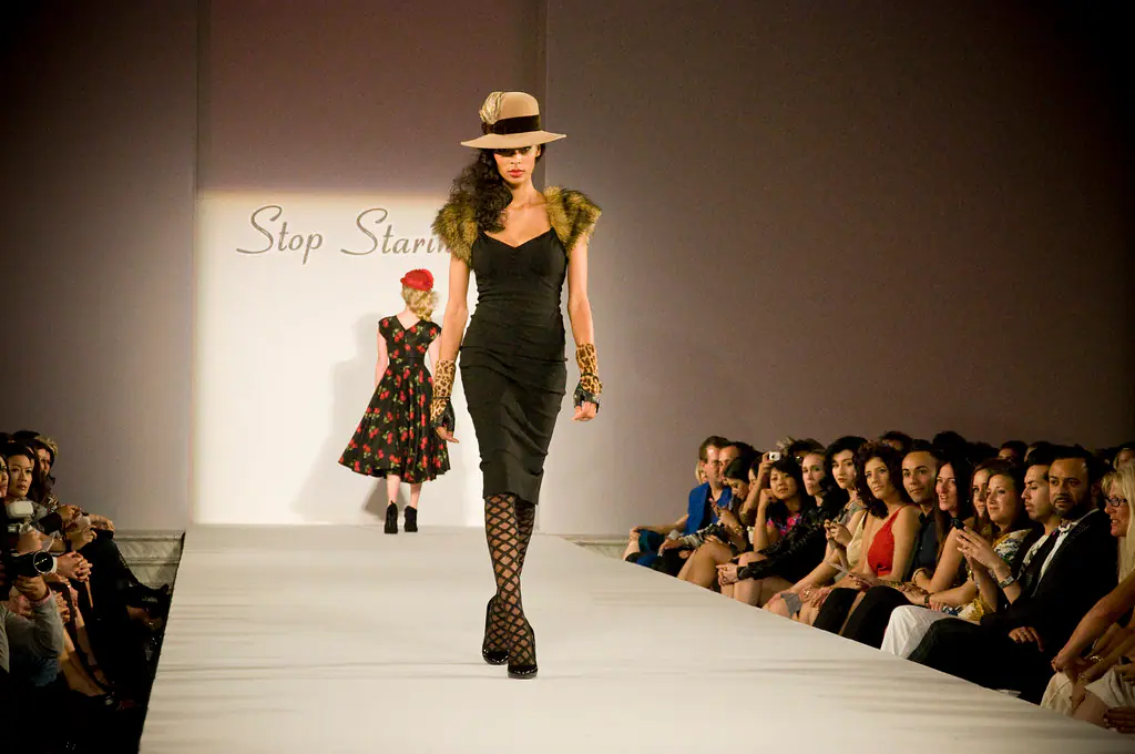عرض أزياء على منصة runway بإضاءة وتكوين عالي الجودة