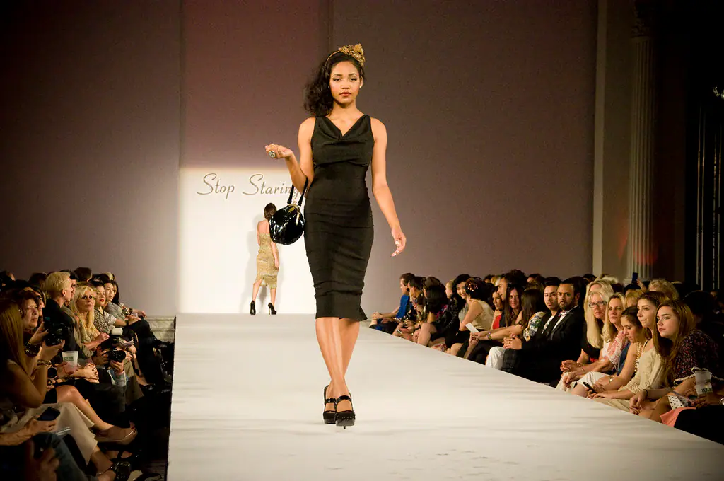 عرض أزياء على منصة runway بإضاءة وتكوين عالي الجودة