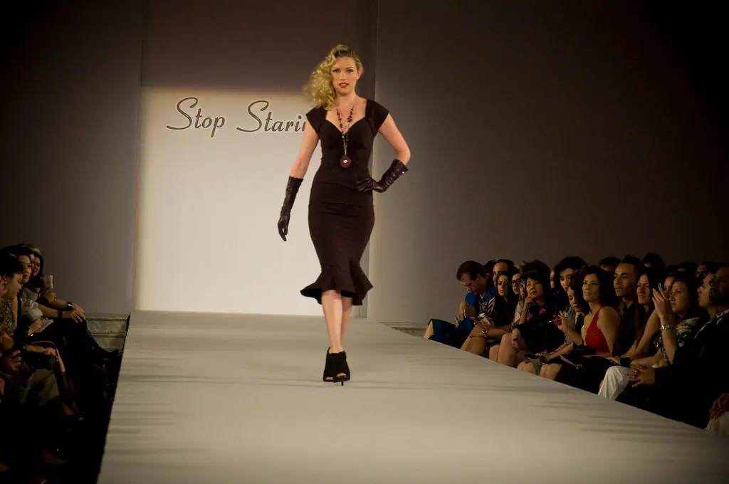 عرض أزياء على منصة runway بإضاءة وتكوين عالي الجودة