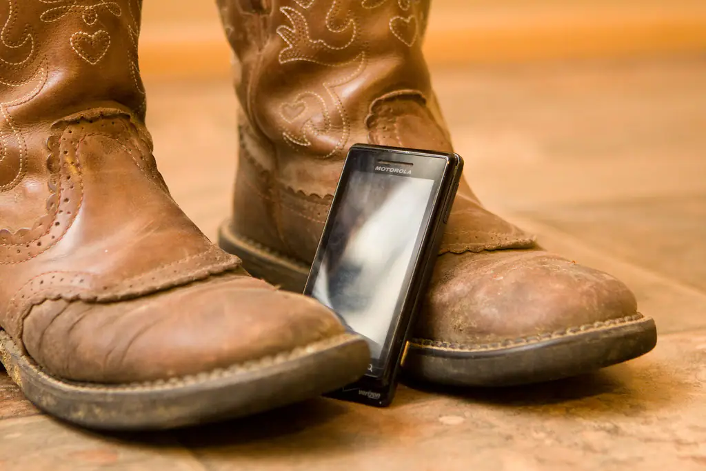 Galaxy S26 FE سيحافظ على سعة بطارية السلف — ماذا تغيّر، لمن يصل، وكيف يؤثر وماذا تفعل الآن