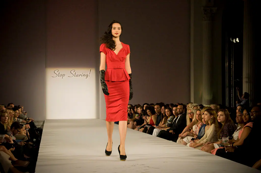 عرض أزياء على منصة runway بإضاءة وتكوين عالي الجودة