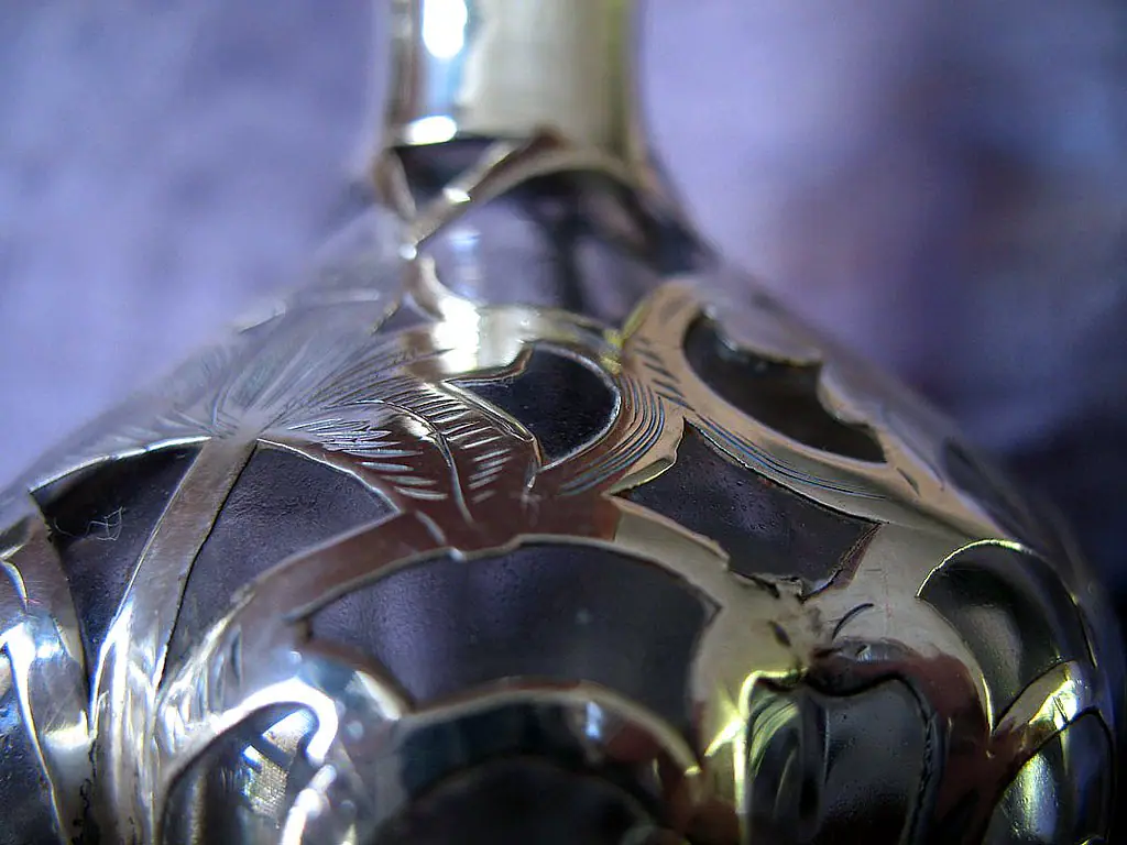 الرائحة التي تخاطبك: دليل عملي لاختيار عطر يكمل إطلالتك