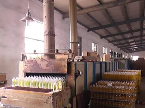 زجاجة عطر فاخرة ضمن تكوين بصري عالي الجودة