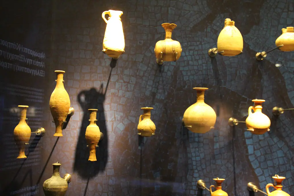 زجاجة عطر فاخرة ضمن تكوين بصري عالي الجودة