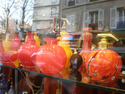 زجاجة عطر فاخرة ضمن تكوين بصري عالي الجودة