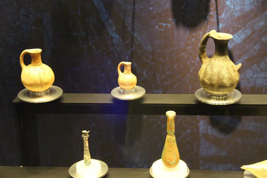 زجاجة عطر فاخرة ضمن تكوين بصري عالي الجودة