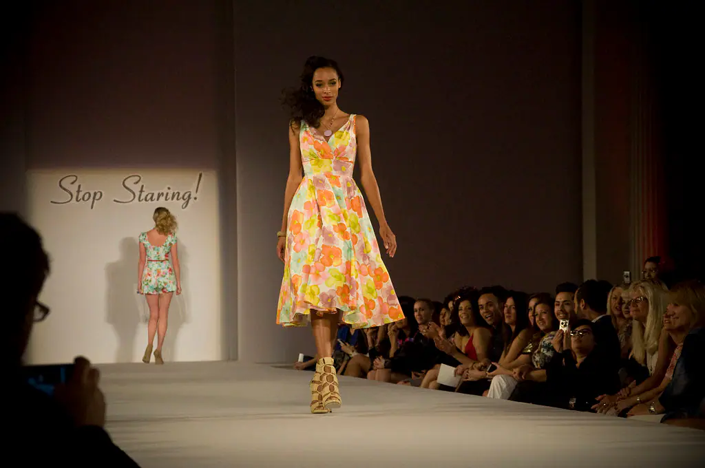 عرض أزياء على منصة runway بإضاءة وتكوين عالي الجودة