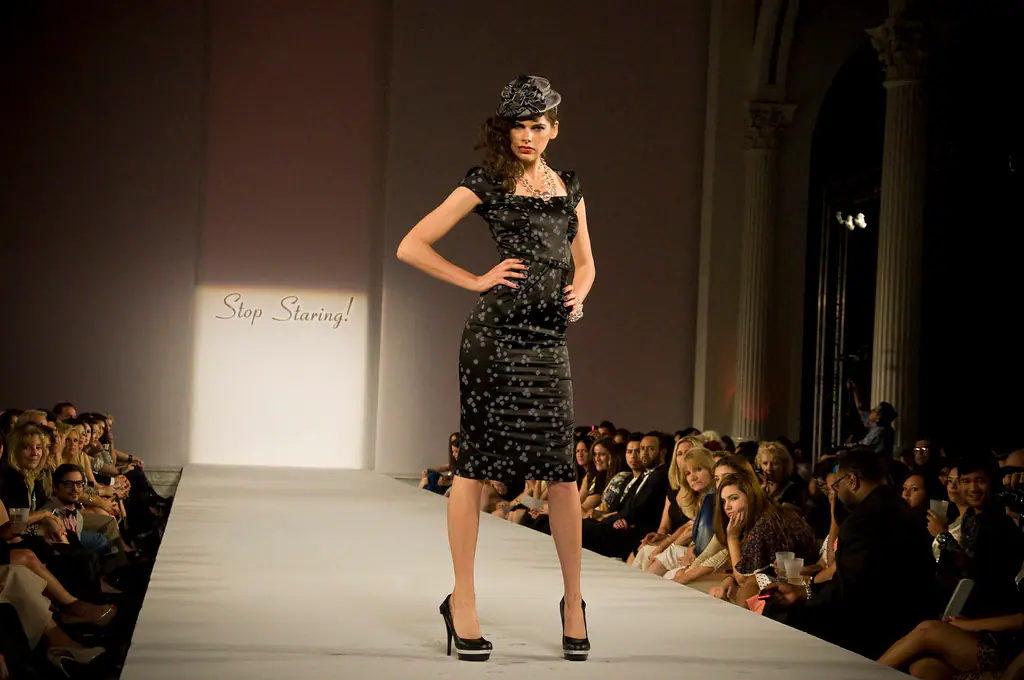 عرض أزياء على منصة runway بإضاءة وتكوين عالي الجودة