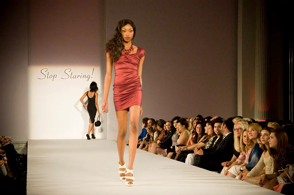 عرض أزياء على منصة runway بإضاءة وتكوين عالي الجودة