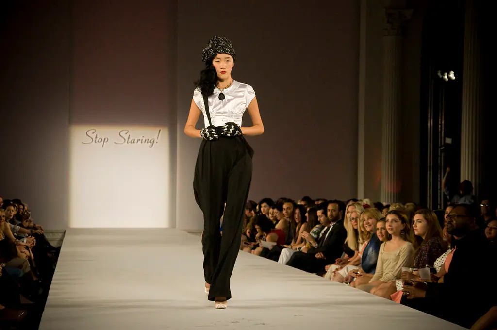 عرض أزياء على منصة runway بإضاءة وتكوين عالي الجودة
