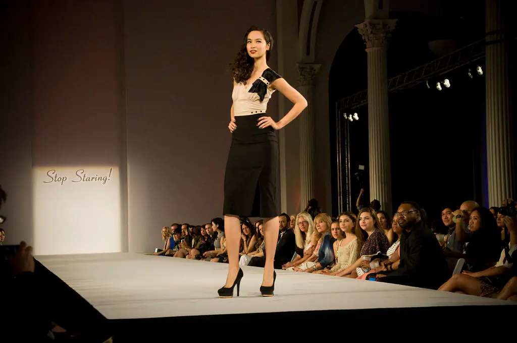 عرض أزياء على منصة runway بإضاءة وتكوين عالي الجودة