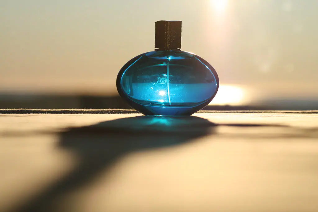 الرائحة التي تحكيك: دليل أنيق لاختيار عطرك